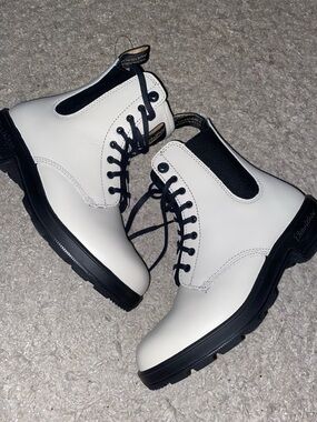 Blundstone 2324 Oat Color Leather Combat Boots with Black Soles & Laces